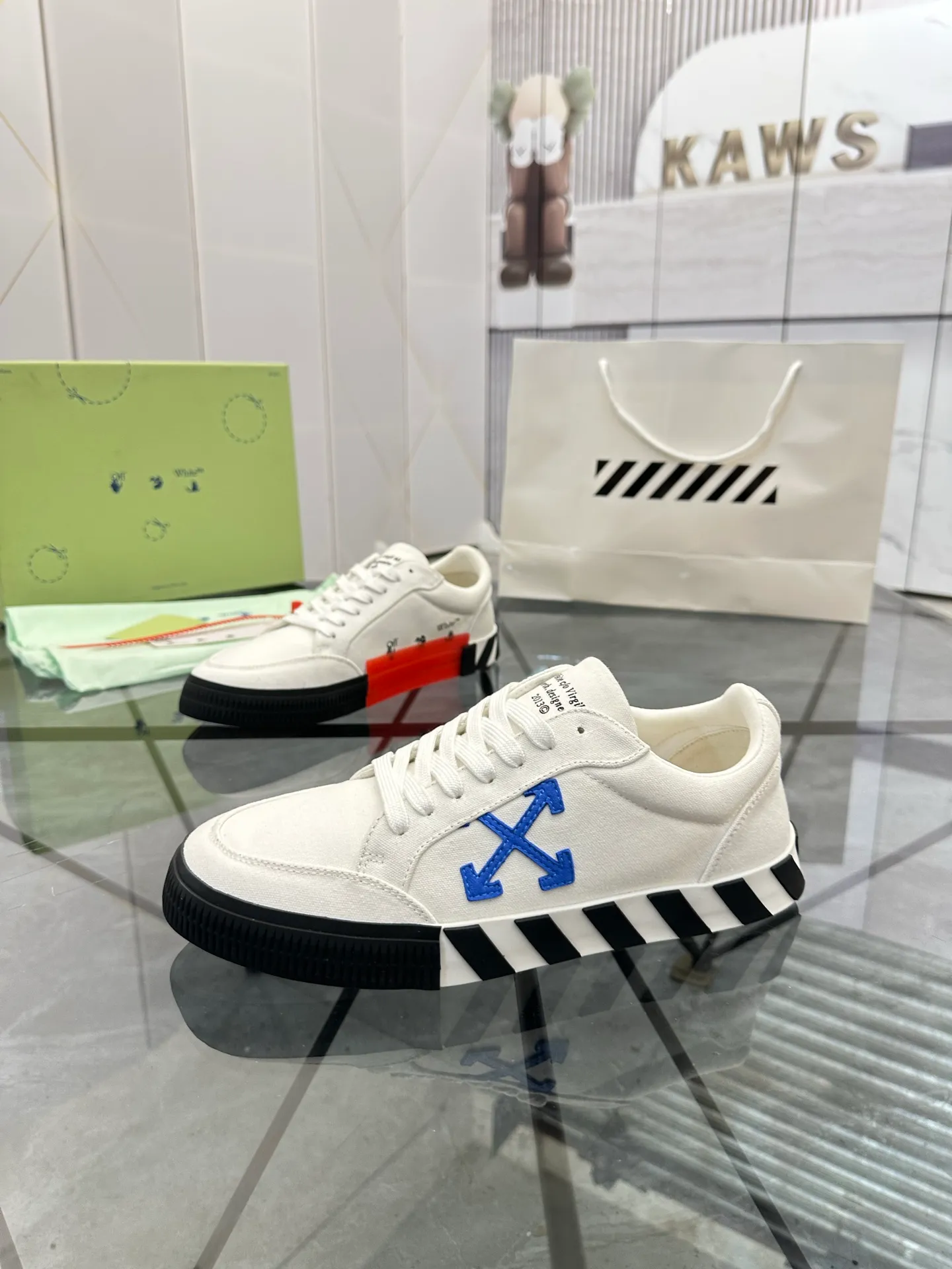 Selling men's shoes 💰: 💰P440¥ Product trademark: OFF WHITE *"OFF WHITE*" low-top casual shoes Regular size: 35-45 (can be customized to 46) Couple style Product materials: Original fabric from the upper counter, breathable lining, original outsole. No.: H203